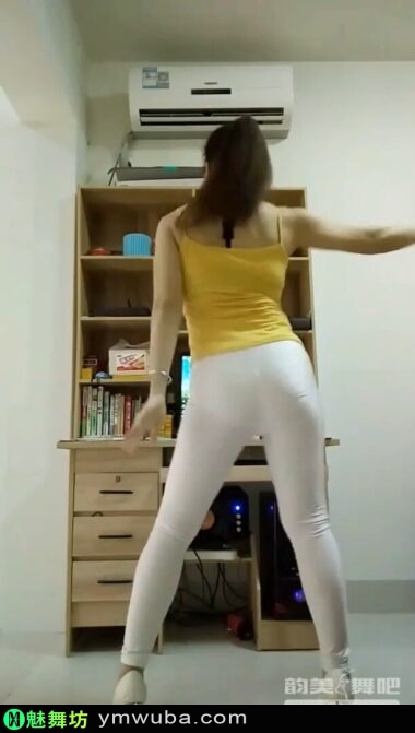 中年妇人家中穿白色紧身裤背面热舞