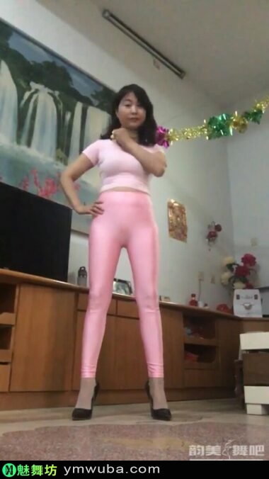 阿姨穿一身粉色紧身裤在家里热舞摇摆