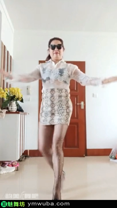 王一丹 [第13期] 高挑身材的50岁目镜姐秀黑丝热舞