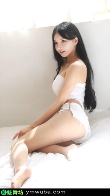 美女白色套装热裤摆拍写真