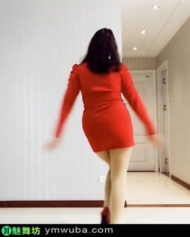 [横版] 高挑红色连衣裙配肉丝袜老姐姐广场舞