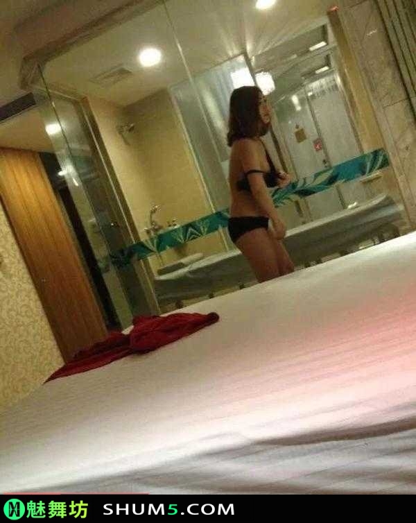 003146i3jq3qgovhogoqqj-M8ffHP 熟透了的气质美妇在房间，丰满如她，见谅最多只能放出来内衣秀图片了 气质 内衣 丰满 