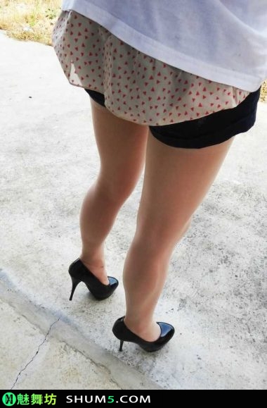 来自农村女人的修长美腿透明丝袜，这么性感的大长腿得迷倒乡下多少男人们的心