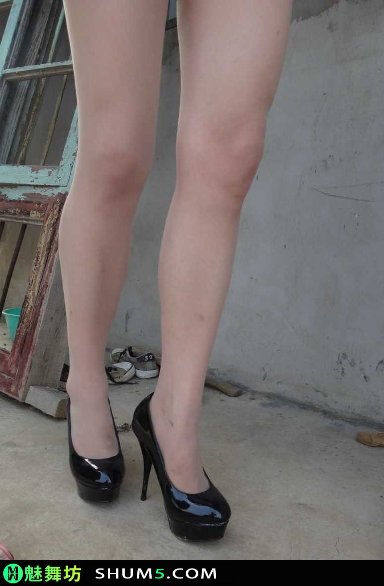 033653m12z0mj21ymzryx6-Se947N 来自农村女人的修长美腿透明丝袜，这么性感的大长腿得迷倒乡下多少男人们的心 美腿 性感 大长腿 农村 丝袜 