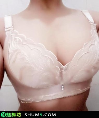 别的咱先不说，就说说这丰满的上围你心动了吗？