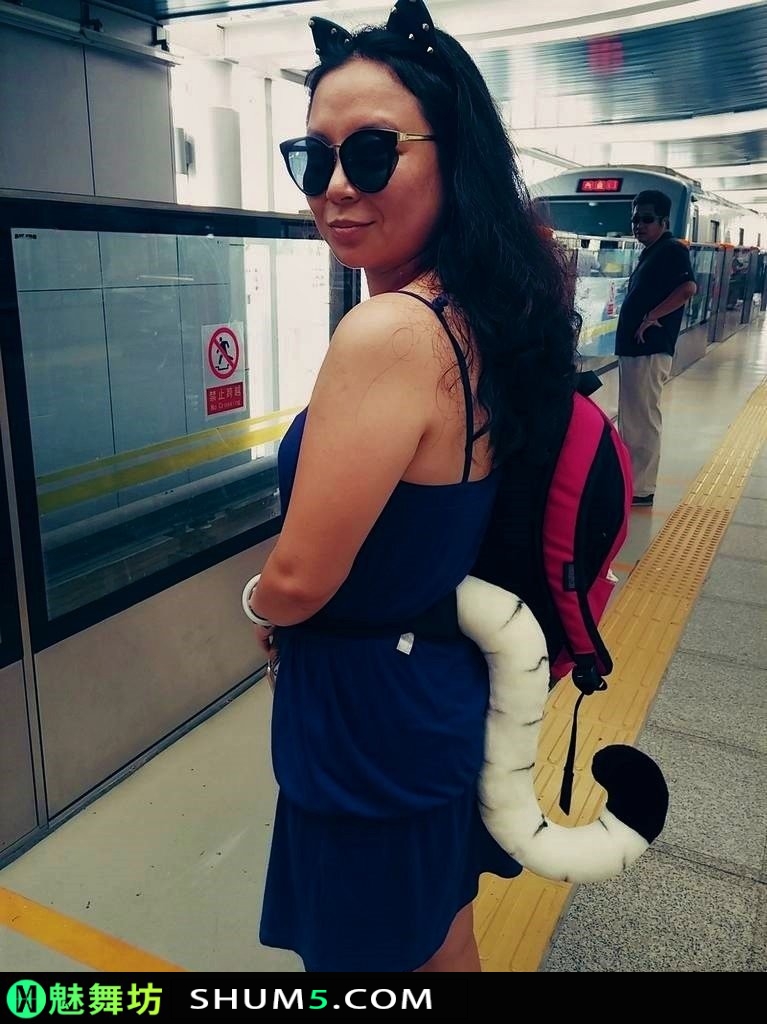 165848vnlnhbbdnnnjlhnn-KFE5g8 48岁还要装嫩的老熟妇自拍，两边有小酒窝的哦，不说有多好看，但绝对风情奔放 风情 自拍 熟妇 