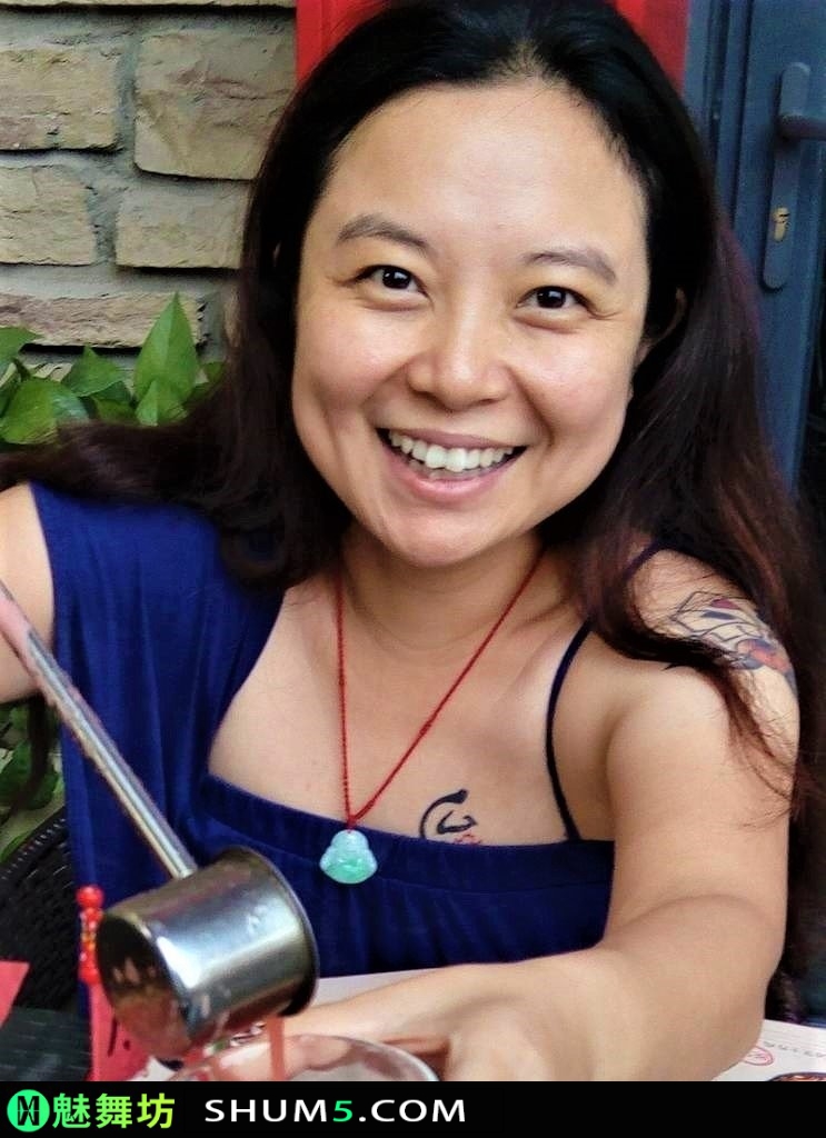 165849fi72xshm7vhx29hm-vyySjM 48岁还要装嫩的老熟妇自拍，两边有小酒窝的哦，不说有多好看，但绝对风情奔放 风情 自拍 熟妇 