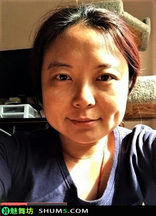 165849jzuliin9lilzl1me-fQV8kg 48岁还要装嫩的老熟妇自拍，两边有小酒窝的哦，不说有多好看，但绝对风情奔放 风情 自拍 熟妇 