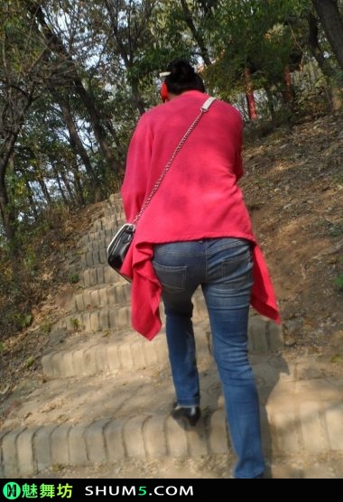 送这熟女回家的途中，熟女居然突然提出要去爬山，然后…