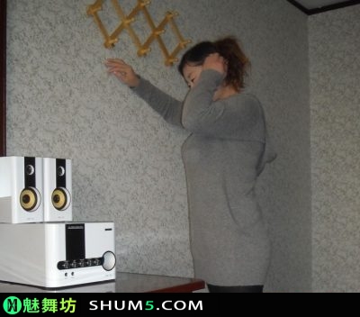 180813ak9vg3cc1aq9kacv-gTFBjF-400x352 熟女情人在房间的约会抓拍，丰满的她真实身材一定会让你们惊讶的 约会 真实 抓拍 丰满 