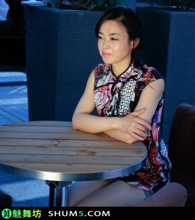 熟妇穿上旗袍展现异样的年华，这样的美是否就是你们追寻的成熟之美？