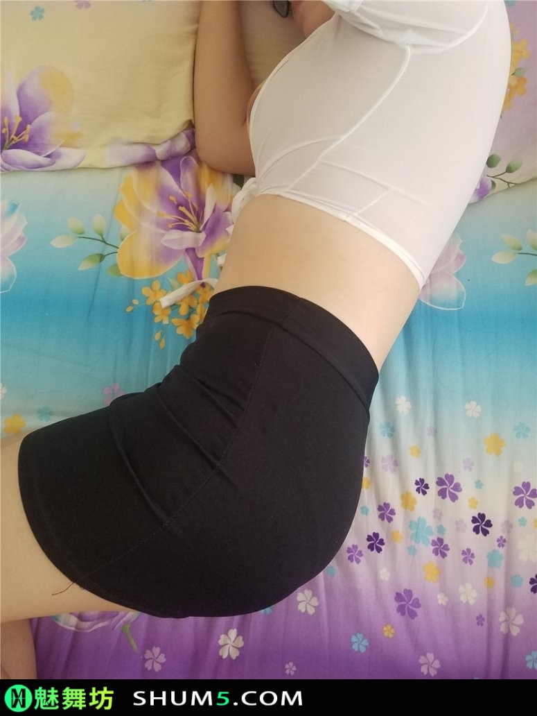 183158fe7wdw88uw8vp66h-sAR1sW 身材丰韵饱满的极品美熟女半透明上衣超短包臀裙加上微胖的身材简直让人受不了 饱满 极品 微胖 丰韵 