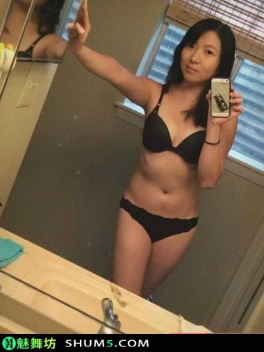 气质少妇白领孤芳自赏，有这样的好颜值和好身材当然爱自拍了