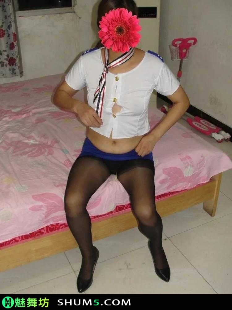 210055kiy00ijci80j8lwi-CpsO6L 周末同事大姐非要邀我去她家吃饭，结果吃完了饭就玩起了丝袜诱惑，还有制服哦 丝袜 