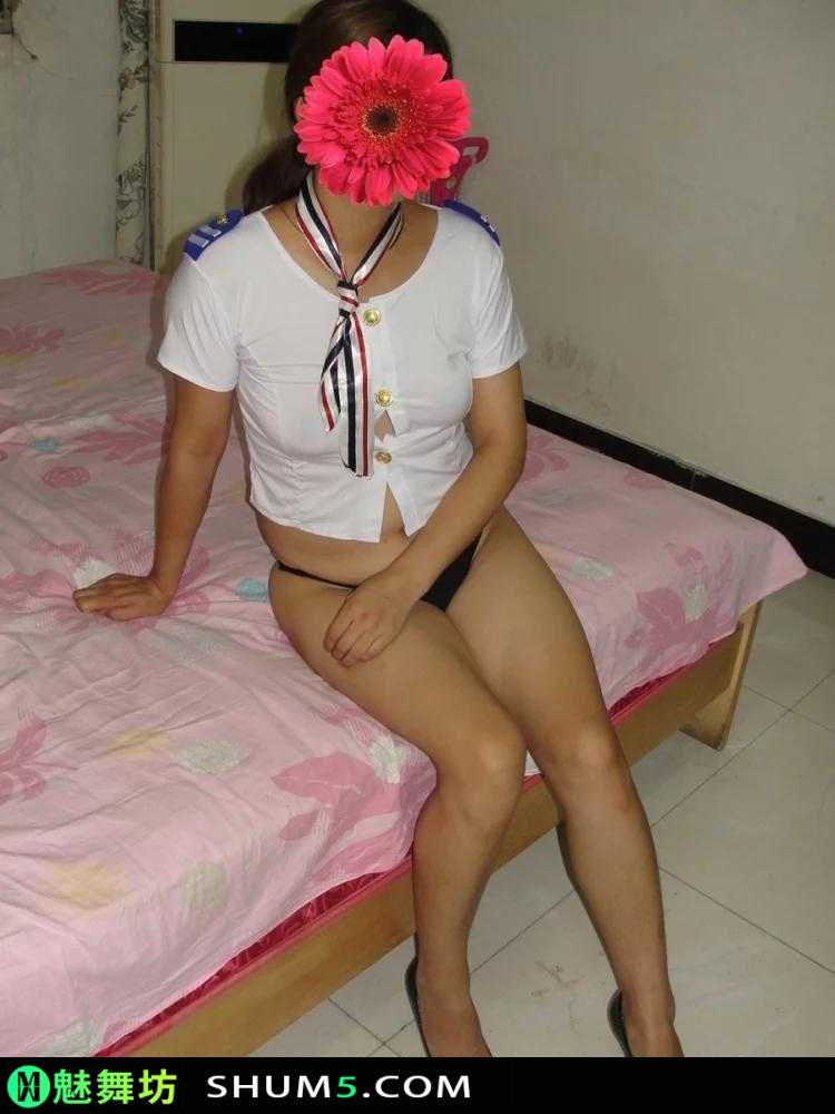 210055u977zdkkxdt4mhsp-LMcStL 周末同事大姐非要邀我去她家吃饭，结果吃完了饭就玩起了丝袜诱惑，还有制服哦 丝袜 