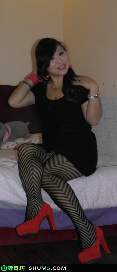 熟女阿丽黑色条纹丝袜床上自拍