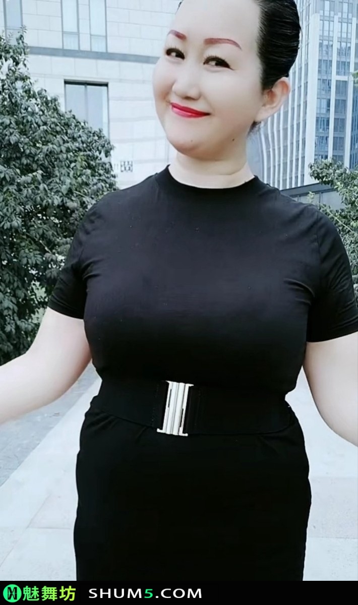 220549p8iir21q48pxg817-aBI6xt 丰满又肥美的中年熟女上围快要撑破衣服了，十足的韵味让人直吞口水 韵味 肉肉 肉感 美腿 丰满 