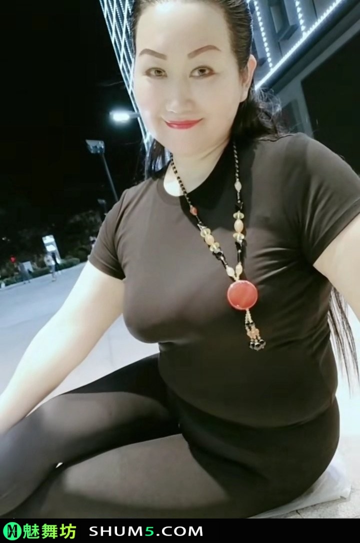 220549pfw4m2fxyy02gmof-Y9WlyD 丰满又肥美的中年熟女上围快要撑破衣服了，十足的韵味让人直吞口水 韵味 肉肉 肉感 美腿 丰满 