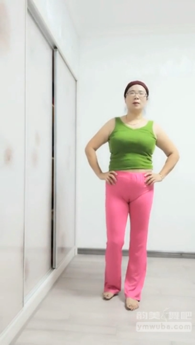 美娜子 [第1季] 戴眼镜大妈家中穿紧身裤舞蹈